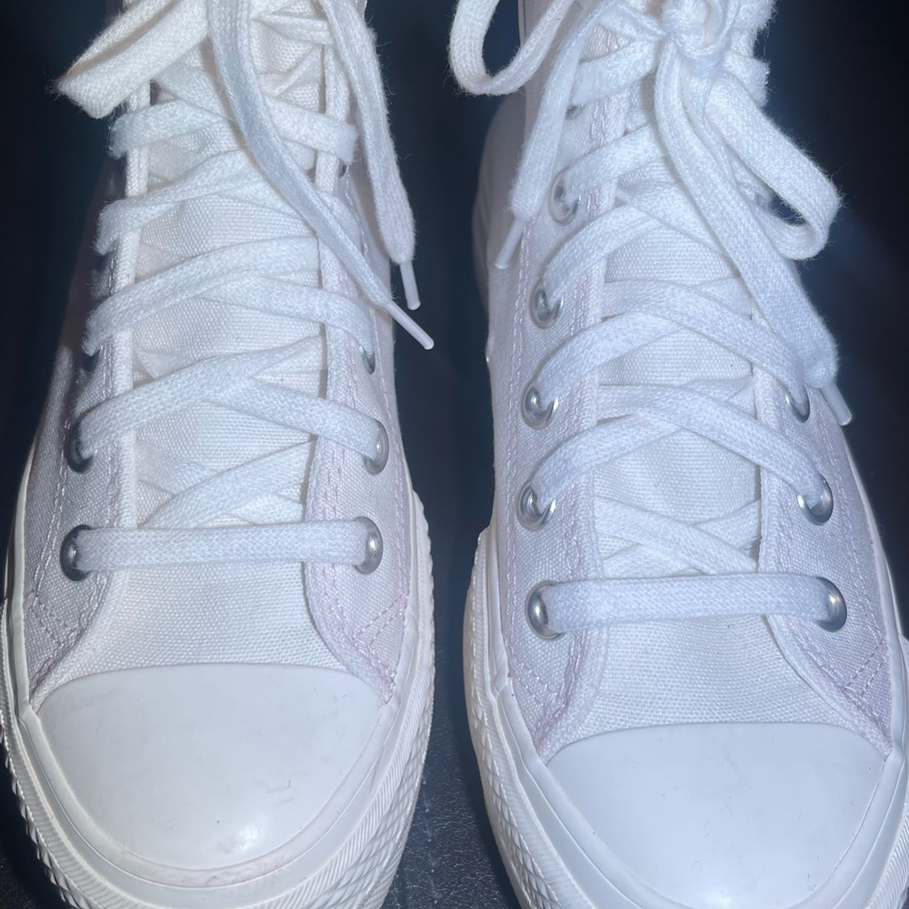 Converse all star chuckTaylor White HighTop floral embroidered Sneakers size 3.5